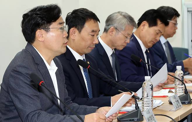 더불어민주당 검찰독재정치탄압대책위원회 박찬대 공동위원장이 지난 10월18일 국회에서 검사범죄대응태스크포스 회의를 하고 있다. 연합뉴스