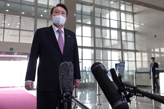 ▲ 2022년 11월 용산 대통령실 출근길에 출입기자들 질문을 받고 있는 윤석열 대통령. 사진=대통령실