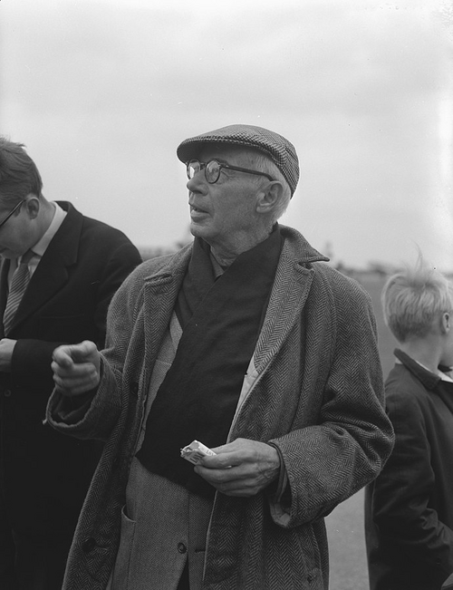 1959년 촬영된 헨리 밀러의 모습. 그는 자오선, 북회귀선과 함께 암(癌)에 대한 사유를 이어갑니다. 소설 ‘북회귀선’은 약 90년이 지나도 영원히 그 문장의 빛의 퇴색되지 않은, 걸작 중의 걸작입니다. [Wim van Rossem]