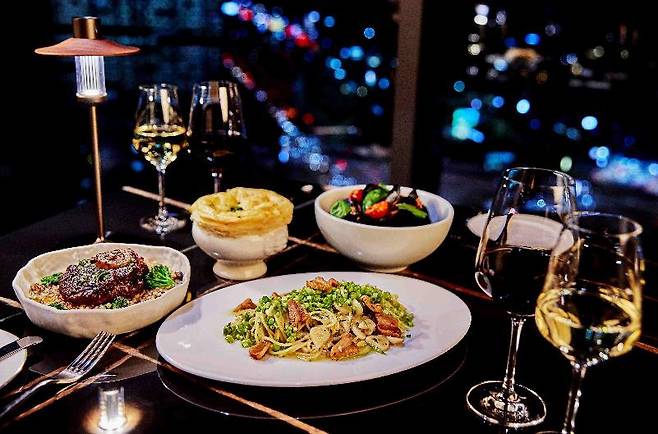 더블트리 바이 힐튼 서울 판교의 루프탑 바 & 레스토랑 닉스(NYX)가 연말을 특별하게 보낼 수 있는 ‘닉스 시그니처 코스 메뉴’를 선보인다. 전채요리부터 메인 디쉬, 디저트까지 취향에 따라 선택할 수 있으며, 호텔의 총주방장이 고민하여 엄선한 지역의 특색을 담은 신선한 해산물과 식재료까지 더해져 다채로운 요리를 즐길 수 있다./사진= 더블트리 바이 힐튼