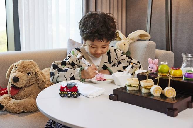 더블트리 바이 힐튼 서울 판교가 겨울 방학 시즌을 맞아 아이들을 위한 '리틀 아티스트' 객실 패키지를 선보인다. 패키지는 객실 1박, 웰컴 기프트, 키즈 애프터눈 티 세트, '리틀 아티스트' 미션북, 어른2명과 어린이1명 데메테르 조식 뷔페,  실내 수영장 이용, 레스토랑 할인 혜택 등이 제공된다.  /사진= 더블트리 바이 힐튼 서울 판교