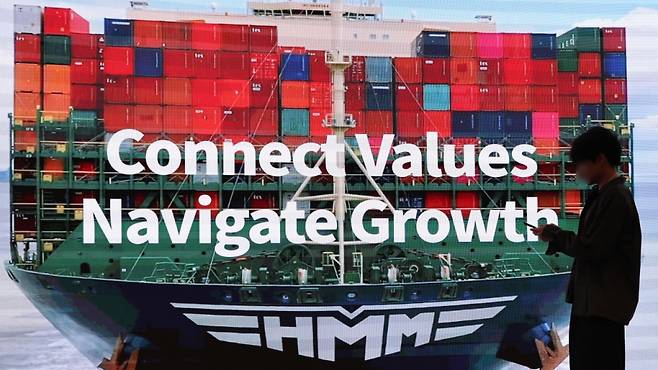 서울 여의도 HMM 본사 사무실 내부 전광판에 HMM 홍보 영상이 나오고 있다. /사진제공=뉴시스