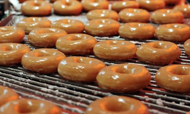 영국의 한 크리스피크림 매장에서 도넛이 만들어지고 있다. [로이터]