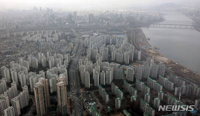 [서울=뉴시스] 조성우 기자 = 서울 송파구 롯데월드타워 서울스카이 전망대에서 강남, 송파 등 동남권 지역 아파트 단지가 내려다보이고 있다. 2023.12.08. xconfind@newsis.com