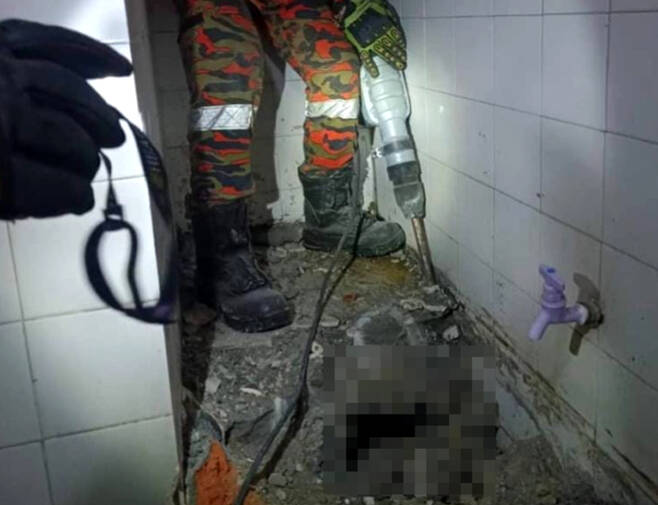 말레이시아 클랑 지역에 있는 한 임대 주택에서 세입자가 떠난 뒤 수리를 하던 중 화장실 욕조 시멘트에서 여성 시신이 발견됐다. 사진 출처 :더스타.