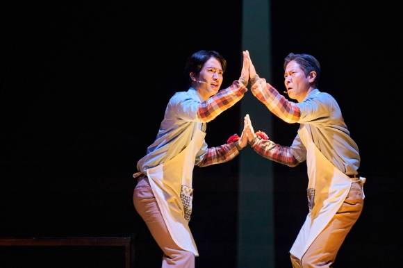 청년 남원(왼쪽)은 늙은 남원을 보며 자신의 정체성에 혼란을 겪는다. 프로스랩 제공