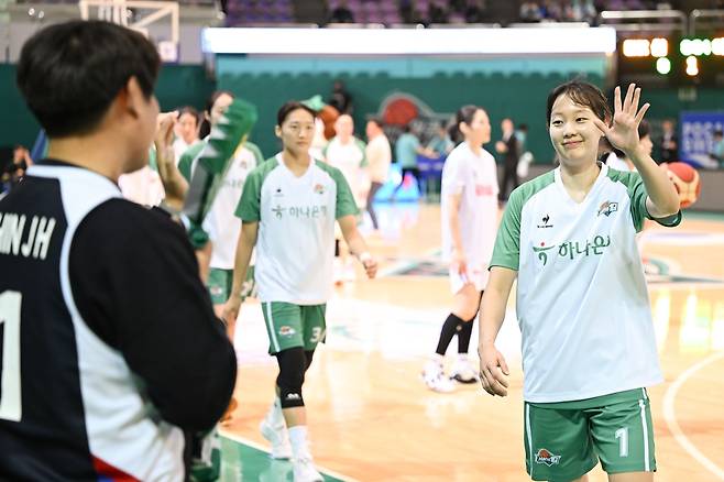 팬과 하이파이브 하는 하나원큐 신지현 [WKBL 제공. 재판매 및 DB 금지]