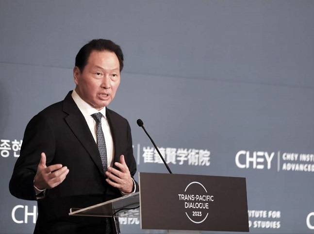 최태원 SK그룹 회장이 4일(현지시간) 미국 워싱턴 D.C. 인근에서 열린 ‘2023 트랜스 퍼시픽 다이얼로그’에서 한일 경제협력체의 필요성을 역설하고 있다./사진=SK그룹 제공