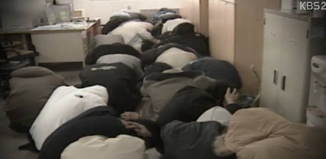 2004년 12월 여중생 자매를 1년간 집단 성폭행해 오다 적발된 경남 밀양지역 고등학생들 (사진=KBS 방송 캡처)