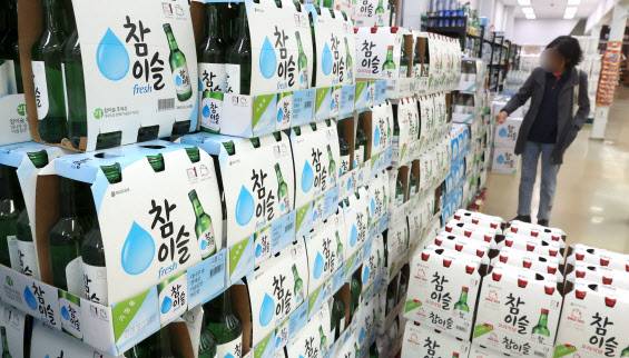 하이트진로의 소주 제품 공장 출고가 6.95% 인상을 앞두고 지난 11월 2일 서울 시내의 한 대형마트를 찾은 시민들이 주류를 구매하고 있다.(사진=방인권 기자)