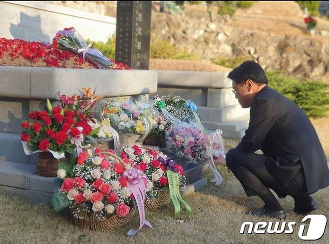 장제원 국민의힘 국회의원 페이스북 캡쳐. 장 의원은 이날 페이스북을 통해 아버지 고(故) 장성만 전 국회부의장 산소를 다녀왔다는 소식과 함께 "보고 싶은 아버지! 이제 잠시 멈추려 한다"며 내년 총선 불출마를 시사했다. 2023.12.11