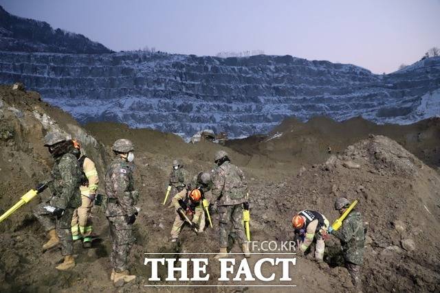 지난해 2월 초 양주 삼표산업 채석장 붕괴 사고 현장에서 군 장병과 소방대원들이 실종자 수색 작업을 하는 모습. /경기북부소방재난본부 제공
