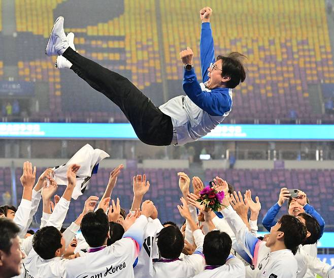 2023년 10월 7일 중국 항저우 황룽스포츠센터스타디움에서 열린 아시안게임 남자축구 결승전 대한민국과 일본의 경기에서 한국대표팀이 일본에 2-1 승리하며 금메달을 차지했다. 시상식을 마치고 우승 축하 헹가래를 받고 있는 황선홍 감독. /송정헌 스포츠조선 기자