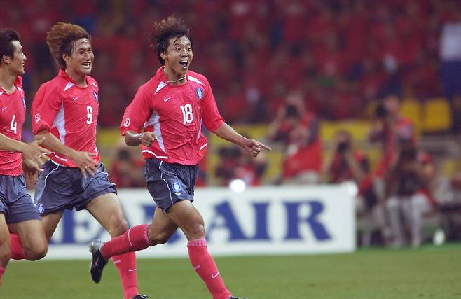 2002년 6월 4일 부산 월드컵 경기장에서 열린 2002한일월드컵 D조예선 폴란드와의 첫 경기에서 선제골을 터뜨린 대한민국 황선홍이 벤치로 달려가고 있다. 왼쪽으로 유상철과 이을용이 따라가고 있다./Action Images / Tony O'Brien/로이터