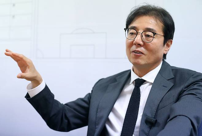 황선홍 올림픽 축구대표팀 감독이 12월 6일 서울 종로구 대한축구회관에서 조선일보와 인터뷰를 하고 있다. 그는 "더 편하고 쉬운 길은 없다. 정면 돌파가 가장 빠른 길이다"고 했다. /남강호 기자