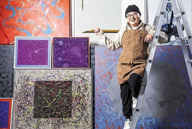 탈북 화가 오성철씨가 서울 은평구 자신의 지하 작업실에서 작업하는 모습. 캔버스에 숟가락이 붙어 있다. 이 ‘숟가락 화가’는 “독재에 저항할 자유조차 없는 북한과 비교하면, 가난해도 화가로 살 수 있는 한국에서의 삶이 비교할 수 없을 만큼 행복하고 소중하다”고 했다. /김종연 영상미디어 기자