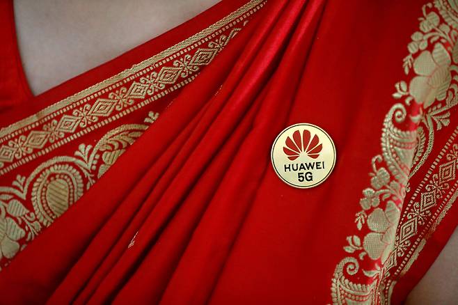 2019년 10월 인도 뉴델리에서 열린 인도 모바일 콩그레스 행사에서 진행 요원이 중국 통신장비업체인 화웨이의 로고가 그려진 배지를 달고 있다. /로이터 연합뉴스