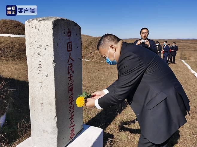 리진쥔 주북한 중국 대사가 23일 북한 장진호 전투 당시 전사한 중국군 묘역을 방문했다./중국 CCTV방송 캡처