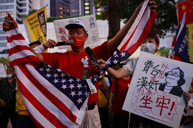 2일(현지시각) 대만 타이베이에서 낸시 펠로시 미국 하원의장의 방문에 반대하는 시위 도중 한 시위자가 성조기를 찢고 있다. /로이터 연합뉴스