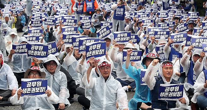 전국공무원노동조합이 20일 오후 서울 여의도 국회 인근에서 ‘공무원생존권 보장 입법 촉구’ 결의대회를 하고 있다. 2023.09.20. 사진=뉴시스