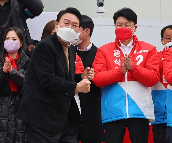 [부산=뉴시스] 전신 기자 = 윤석열 국민의힘 대선 후보가 4일 오전 부산 사상구 이마트 사상점 앞에서 유세를 하며 지지를 호소하고 있다. 2022.03.04. photo1006@newsis.com /사진=뉴시스