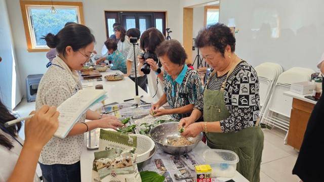 지난 9월 '고마워 할매' 프로젝트 참가자들이 할머니들로부터 고추와 호박잎 등을 활용한 요리를 배우고 있다. 숲속언니들 제공