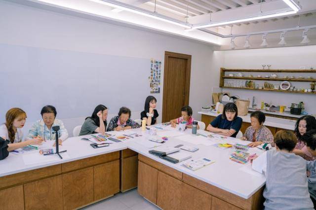 청년마을 '고마워 할매' 프로젝트 참가자들이 할머니들과 함께 제철음식 달력에 들어갈 그림을 그리고 있다. 숲속언니들 제공