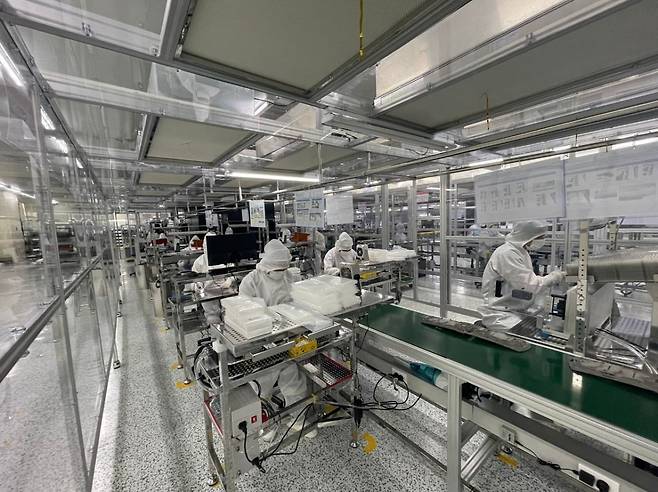 백라이트유닛(BLU·Back Light Unit) 생산 공정 / 사진=탑런토탈솔루션