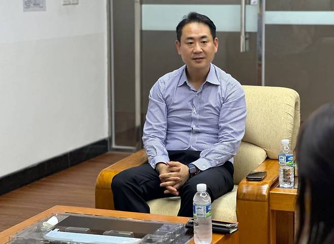 공장 투어 후 인터뷰를 하고 있는 박영근 탑런토탈솔루션 대표 / 사진=탑런토탈솔루션