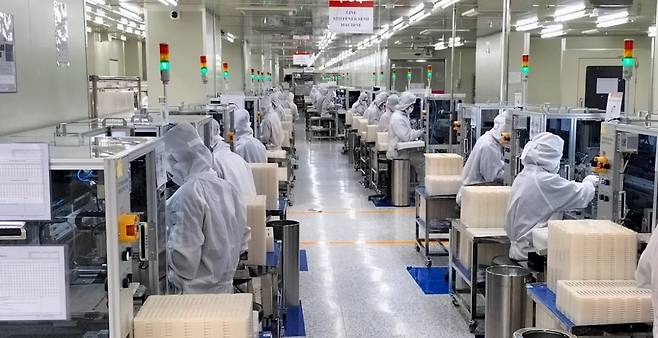 모바일 플라스틱-유기발광다이오드(P-OLED)의 주요 부품인 스티프너(Stiffener·충격 보호용 부품)를 생산하는 공정 / 사진=탑런토탈솔루션