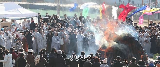 대한불교 조계종 전 총무원장 자승 스님 다비식이 3일 경기 화성시 용주사에서 진행되고 있다.  한수빈 기자