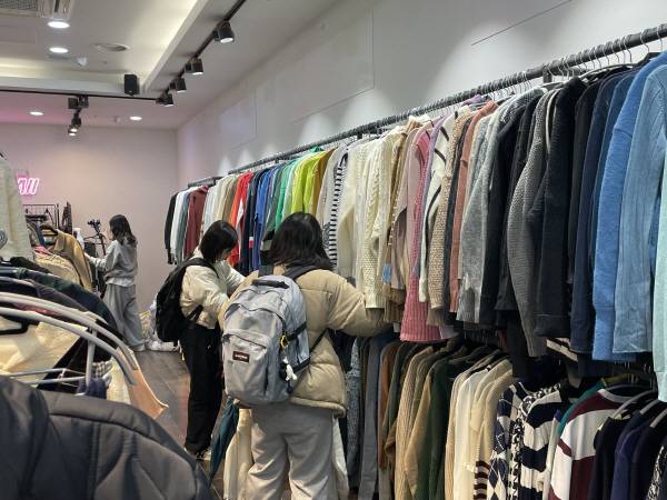 11일 부산도시철도 서면역 지하상가에 있는 빈티지 의류 판매점에서 고객들이 옷을 고르고 있다. 이유진 기자