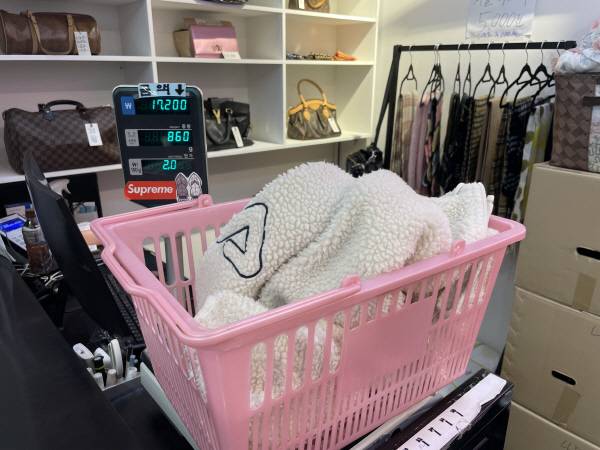 11일 부산도시철도 서면역 지하상가에 있는 빈티지 의류 판매점에서 무개를 잰 스포츠 브랜드 외투의 가격이 1만7200원으로 나타났다. 이유진 기자