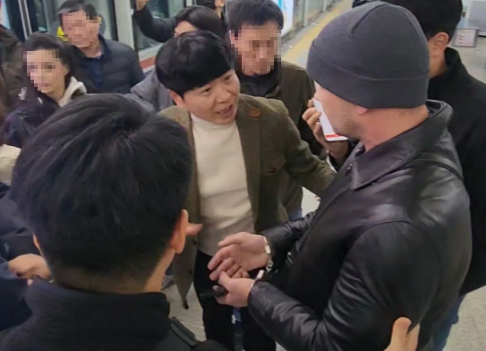 Police arrest three Russian nationals suspected of pickpocketing at a subway station in Myeong-dong, central Seoul, on Nov.13. [SEOUL METROPOLITAN POLICE AGENCY]