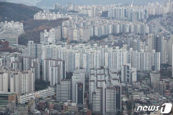 (서울=뉴스1) 유승관 기자 = 29일 서울 여의도 63아트에서 바라본 도심 아파트 단지 모습. 이날 부동산R114에 따르면 내년 서울의 아파트 입주 예정 물량은 1만921가구(임대포함)로 2000년 조사 이래 최저 수준을 기록할 것으로 전망됐다. 전문가들은 이같은 공급 부족 현상으로 전세가격 상승 요인이 분명히 있지만, 현재 아파트 매매가격 상승세가 둔화되고 서울 일부지역에서는 하락전환도 나오는 만큼 급격한 상승은 힘들 것으로 전망했다. 2023.11.29/뉴스1 Copyright (C) 뉴스1. All rights reserved. 무단 전재 및 재배포, AI학습 이용 금지.