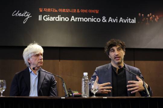 ‘일 자르디노 아르모니코’의 리더 조반니 안토니니(왼쪽)와 아비 아비탈. 뉴시스