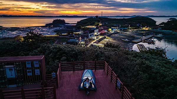 죽도의 일몰 풍경. 데크에서는 취사가 금지되어 있다. 식사는 민박집에서 해결했다. 해질녘 텐트를 펴고 밤새 사진을 찍은 뒤 일찍 철수해야 한다.