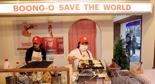 붕어유랑단의 최다혜, 최린씨 대표가 서울 성동구 성수동 1호점에서 붕어빵을 굽고 있다. 이제원 기자