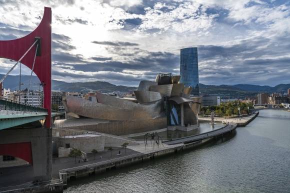 스페인 공업도시 빌바오를 세계적 관광지로 일군 구겐하임 미술관의 전체 모습은 네르비온 강 쪽에서 훨씬 잘 보인다. 루이즈 부르주아의 ‘마망’이 특유의 압도적 존재감으로 눈길을 끈다.  이승원 작가 제공