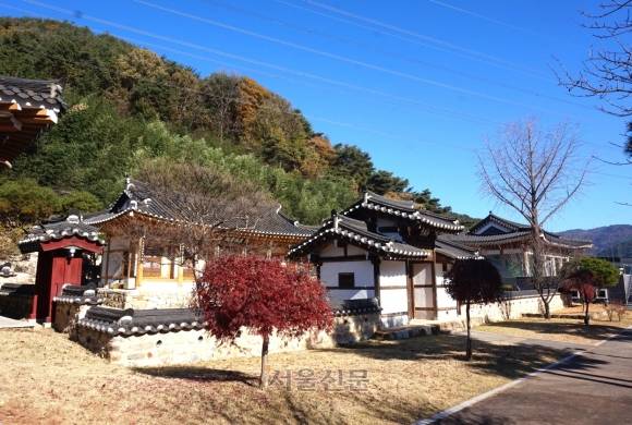 대구 달성군 가창면 우록리 삼정산 기의 녹동서원. 모하당 김충선을 기리고자 1791년(정조 15) 처음 세웠다. 흥선대원군의 서원철폐령으로 1868년 훼철된 것을 1914년 복원했고, 1972년 지금의 장소로 옮겨 지었다.