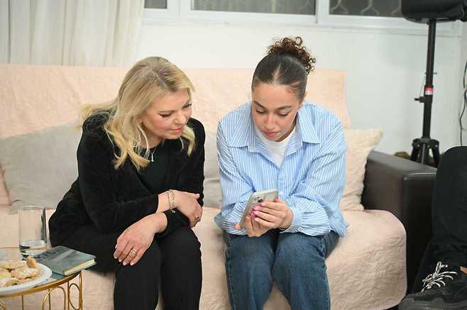 이스라엘군이 구출한 여군 “부대 복귀 열망…두렵지 않다” / 사진=이스라엘 여군 오리 메기디시(19)는 10일 남부 키랴트 갓에 있는 자택에서 베냐민 네타냐후 총리의 부인인 사라 네타냐후 여사와 만나 대화를 나누고 있다. 이스라엘 총리실