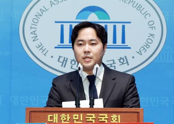 출마 선언하는 김인규 전 행정관 - 김인규 전 대통령 정무수석실 행정관이 11일 국회 소통관에서 기자회견을 열고 부산 서·동구 출마 선언을 하고 있다. 김 전 행정관은 김영삼 전 대통령의 손자다. 2023.12.11 연합뉴스