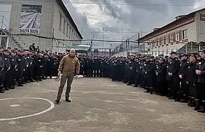 바그너 수장 예브게니 프리고진이 길게 늘어선 죄수들 앞에서 연설하는 모습