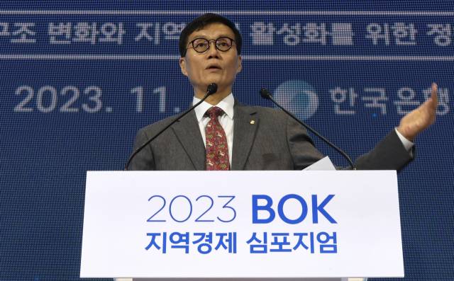 이창용 한국은행 총재가 지난달 2일 서울 한국은행 별관에서 인구구조 변화와 지역경제 활성화를 위한 정책과제를 주제로 열린 지역경제 심포지엄에서 발언하고 있다. 연합뉴스