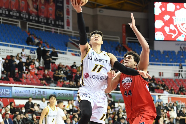 LG 양홍석(왼쪽)이 11일 현대모비스전에서 레이업슛을 시도하고 있다. /사진=KBL