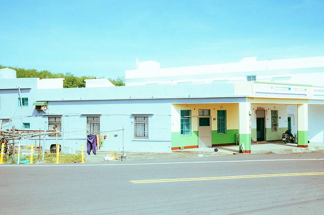 전기자전거로 섬을 누비다 마주친 풍경. 신기하리만큼 푸른 빛이 섬에 감돈다