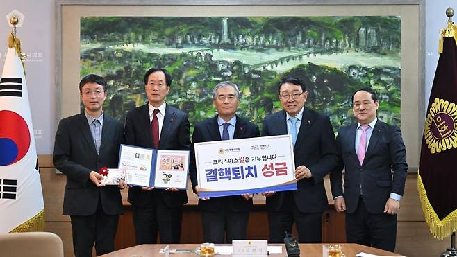 김현기 의장, 결핵퇴치 성금 전달 (서울=연합뉴스) 김현기 서울특별시의회 의장은 지난 8일 대한결핵협회와 '2023년 크리스마스씰 증정식'을 열고 결핵퇴치 성금을 전달했다고 11일 시의회가 밝혔다. 2023.12.11 [서울시의회 제공. 재판매 및 DB 금지]