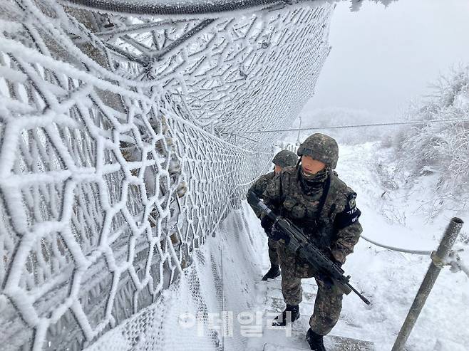 육군 21사단 GOP 장병들이 12일 오전 눈 쌓인 철책을 점검하며 경계근무를 서고 있다. (사진=국방부)