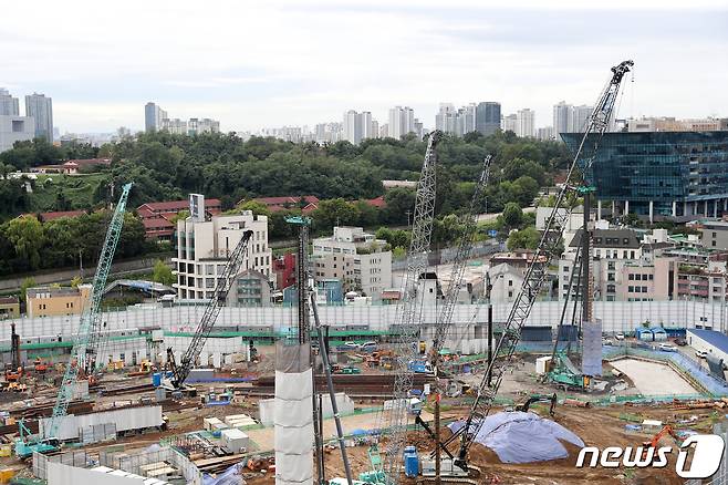 15일 서울 시내의 한 공사현장에서 공사가 진행되고 있다. 2023.9.15/뉴스1 ⓒ News1 이승배 기자