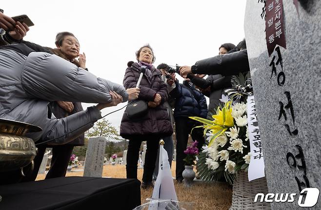 12·12사건 당시 전두환 신군부 반란군과 전투하다 전사한 정선엽 병장의 누나인 정영임, 정정자 씨가 12일 오전 서울 동작구 국립서울현충원에서 고 정선엽 병장 묘역 참배를 마친 후 취재진 질문에 답변하고 있다. 2023.12.12/뉴스1 ⓒ News1 이재명 기자